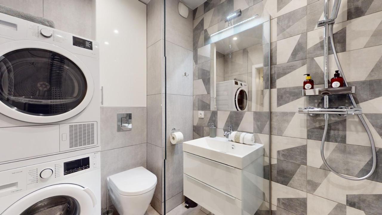 Family House Near The Market Square -Perfect For Family & Business Stays - Ksiecia Witolda Street 500 Steps To Market Square - 2 Bedrooms,2 Parking Places ヴロツワフ エクステリア 写真